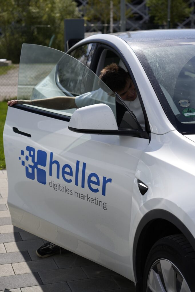 Firmenwagen mit Heller-Logo