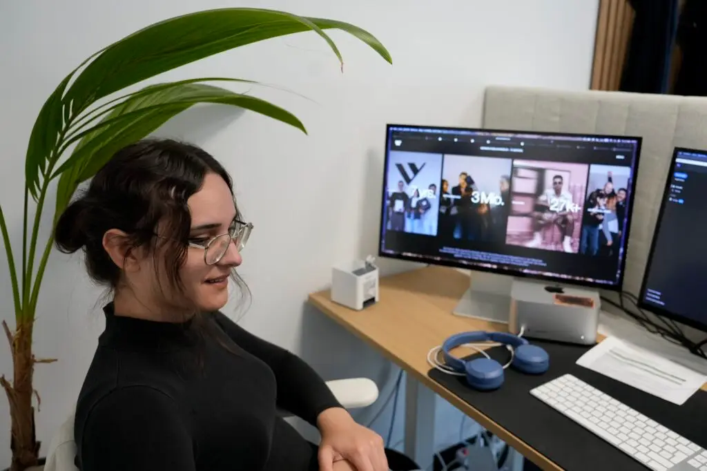 Social-Media-Arbeitsplatz mit mehreren Bildschirmen