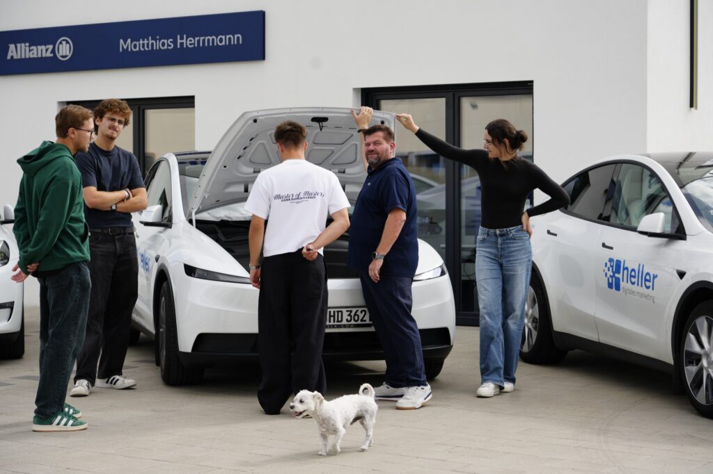 Team mit Firmenwagen