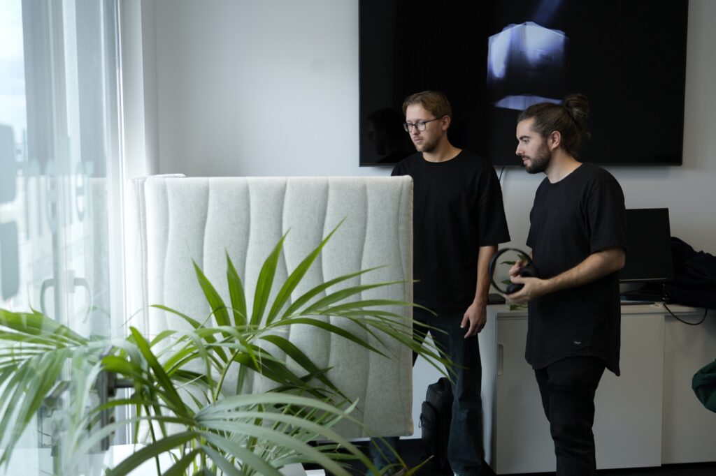Zwei Teammitglieder im Büro