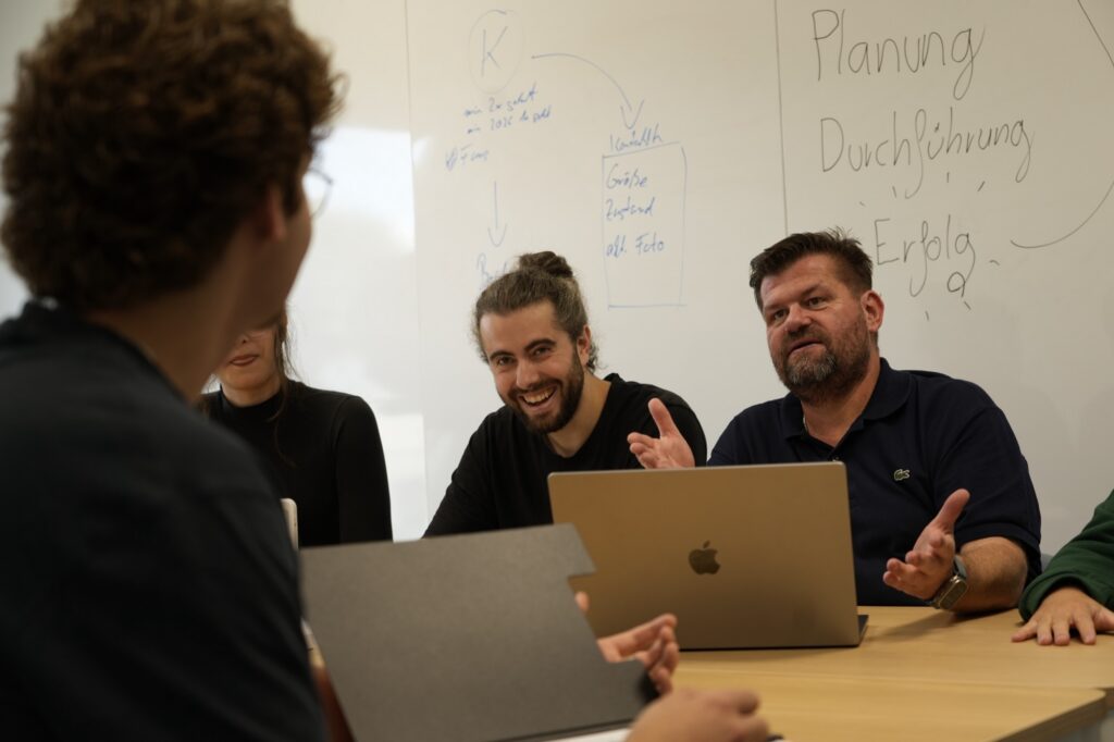 Das Team bespricht eine Kampagne am Laptop