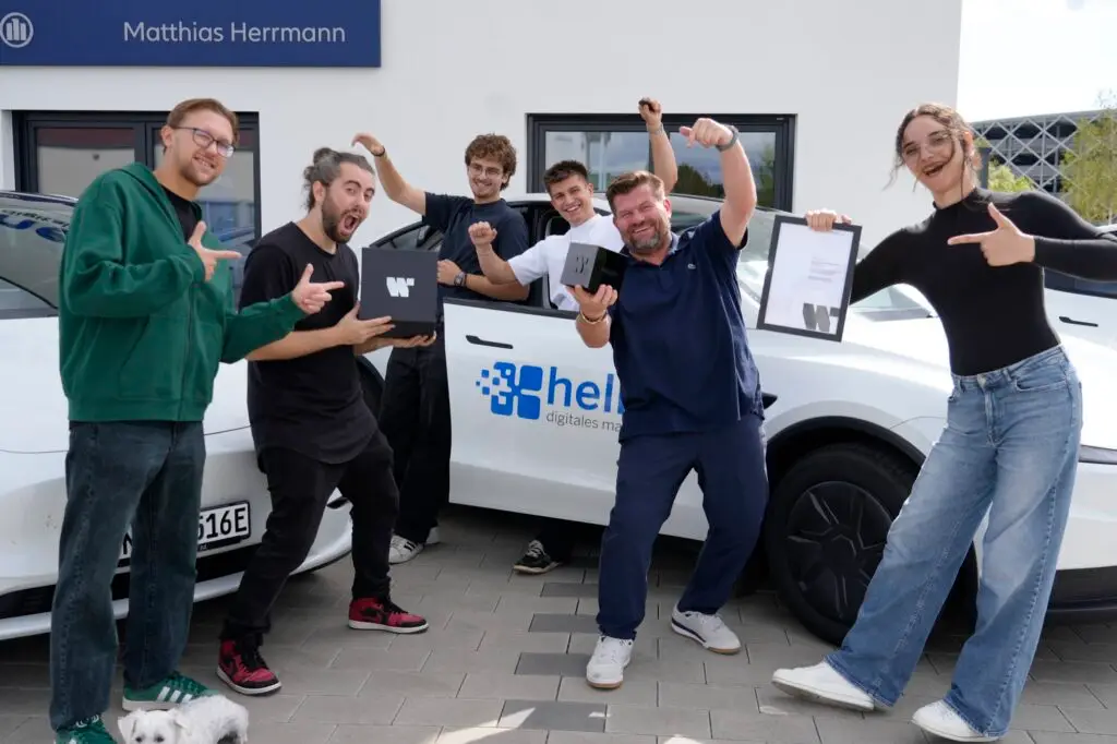Das Heller-Team beim Shooting vor dem Firmenwagen