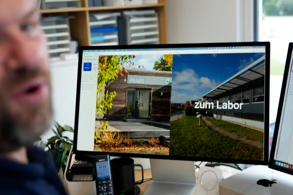 Webdesign-Entwurf auf dem Bildschirm in der Agentur