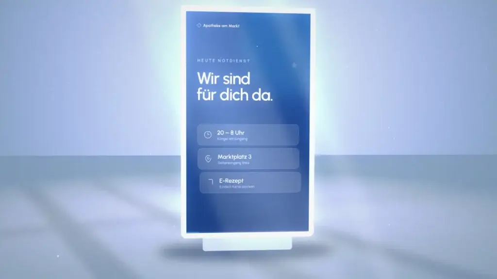 Bildschirm im Schaufenster einer Apotheke mit wechselnden Angeboten, Beispielmotiv