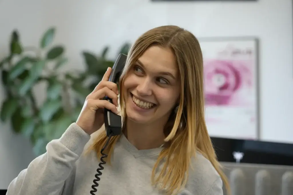 Milena Birkel telefoniert lachend im Büro