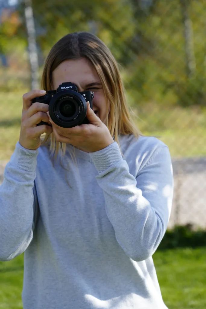 Milena Birkel fotografiert mit der Systemkamera