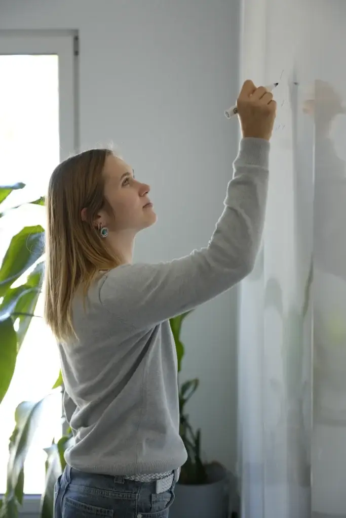 Milena Birkel schreibt am Whiteboard