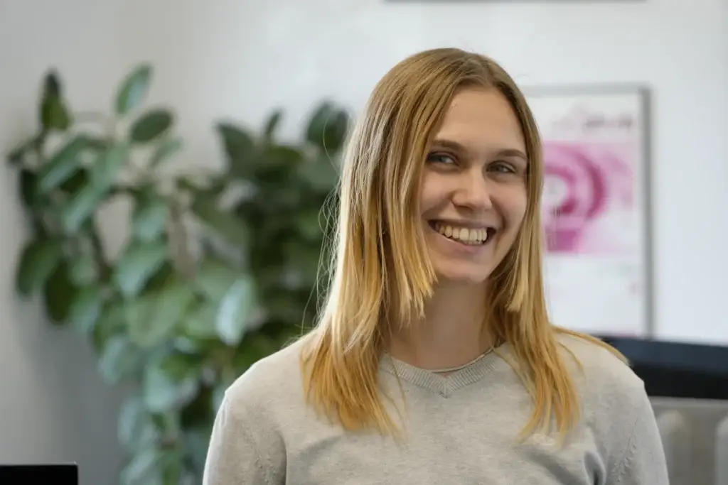 Portrait von Milena Birkel im Büro in Herrieden