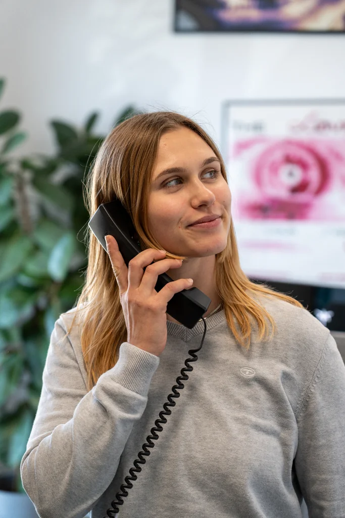 Milena Birkel am Telefon mit Kunden