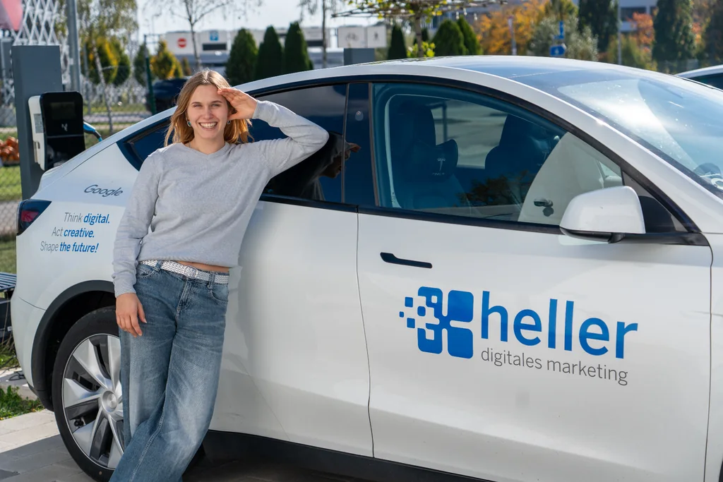 Milena Birkel am Firmenwagen mit Heller-Logo