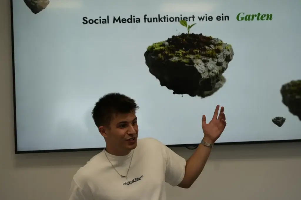 Alessandro Heller präsentiert vor der Leinwand: „Social Media funktioniert wie ein Garten“