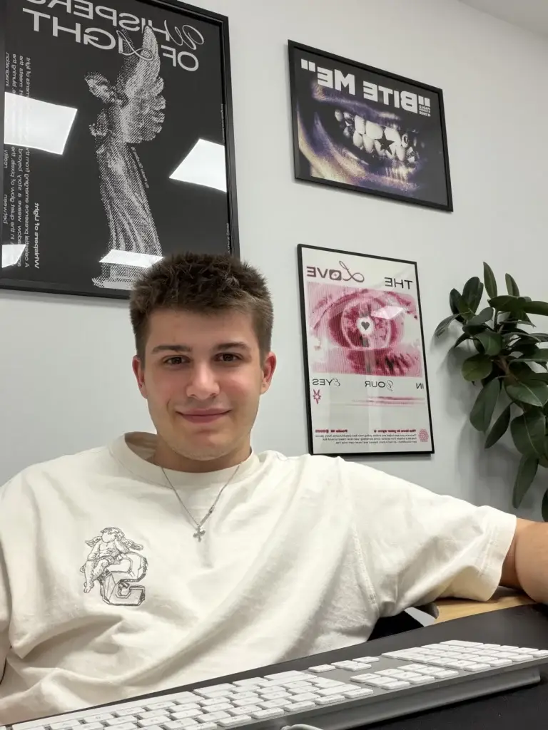 Alessandro Heller am Schreibtisch im Heller-Büro