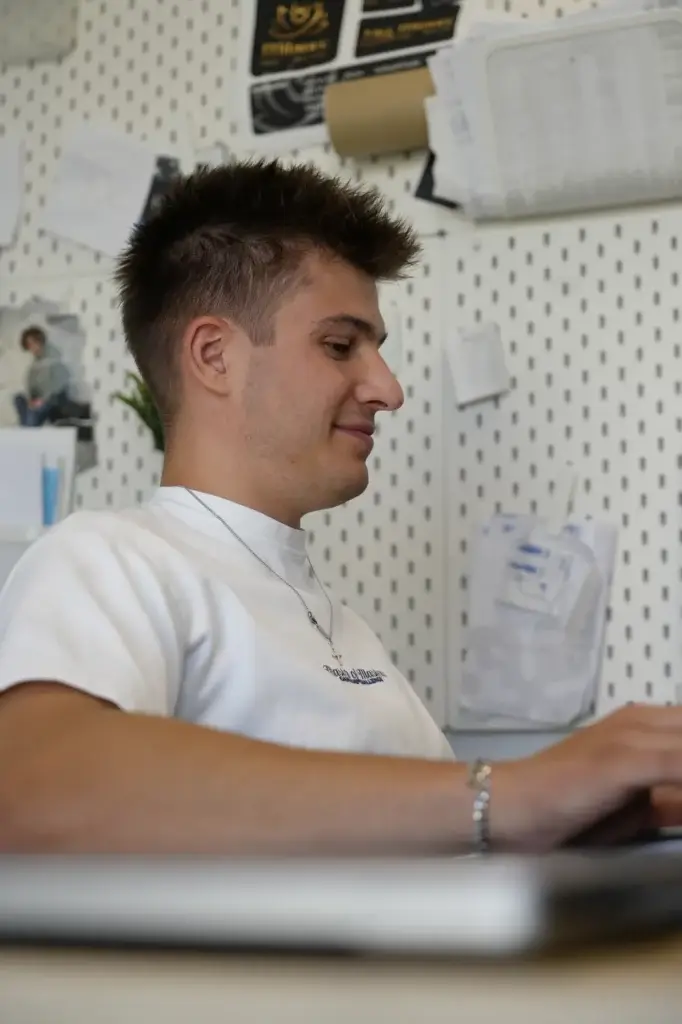 Alessandro Heller arbeitet konzentriert an der Tastatur