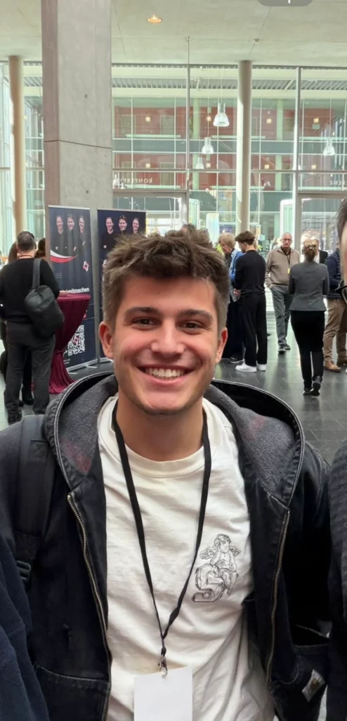 Alessandro Heller mit Namensband bei einer Veranstaltung