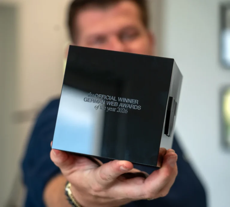 Der Award-Würfel in der Hand