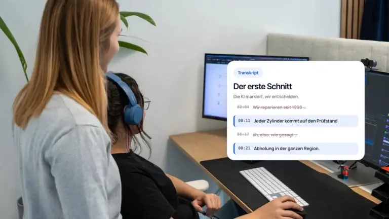Teammitglied mit Kopfhörern am Schnittplatz, daneben das Transkript für den ersten Schnitt