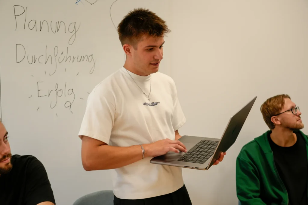 Alessandro Heller präsentiert dem Team eine Planung am Whiteboard