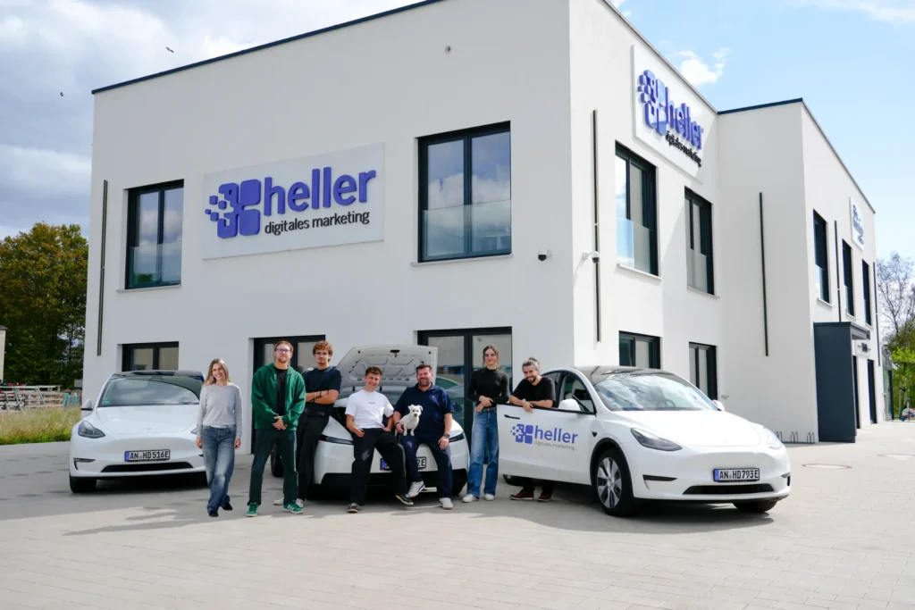 Das Team von Heller Digitales Marketing vor dem Agenturgebäude in Herrieden bei Ansbach