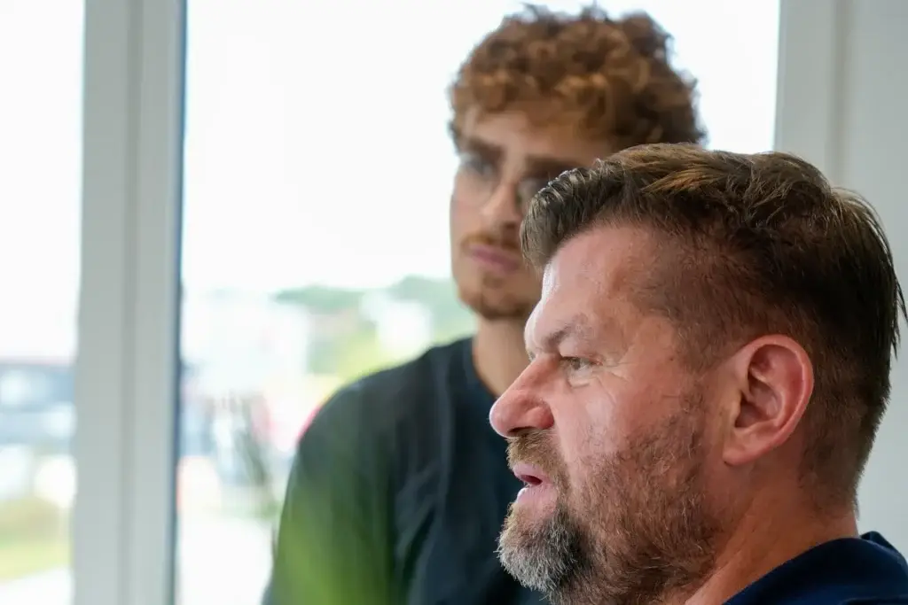 Marco Heller und Hsham Youssef im Gespräch im Büro in Herrieden