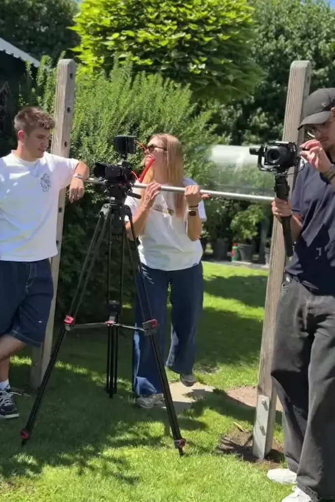 Videodreh im Freien mit Stativ und Mikrofonangel