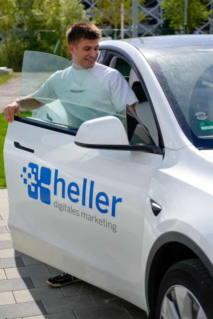 Firmenwagen mit Heller-Logo