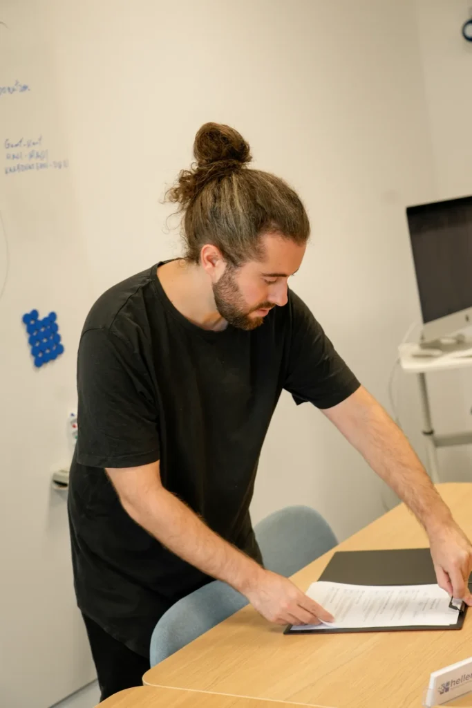 Alex bereitet im Besprechungsraum eine Planung vor