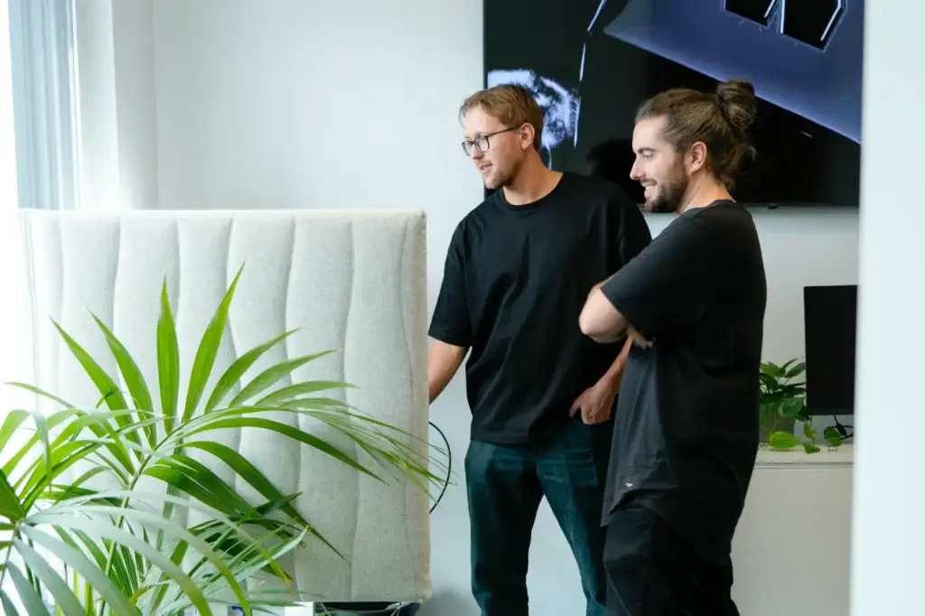 Illia Koziura und Alex im Gespräch im Büro