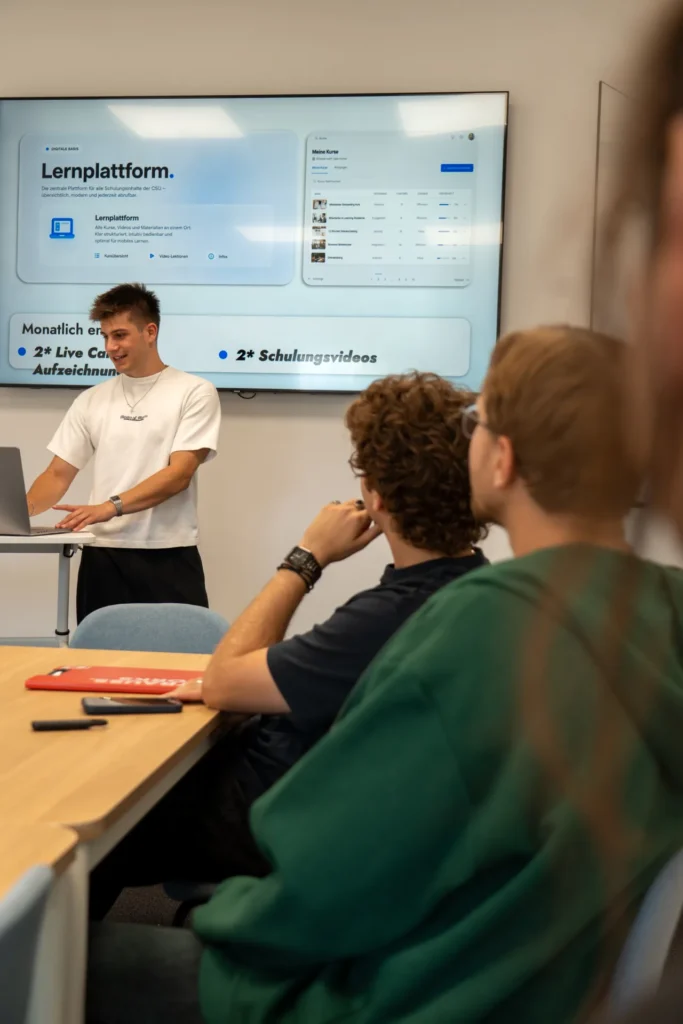 Teambesprechung mit Präsentation im Besprechungsraum