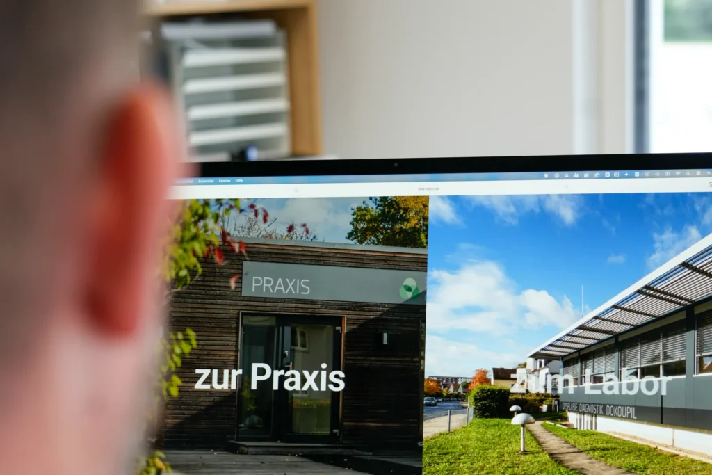 Website-Entwurf auf dem Bildschirm im Büro von Heller Digitales Marketing