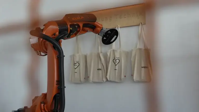 Industrieroboter in der Lehrwerkstatt Metall und Elektro bei Schüller