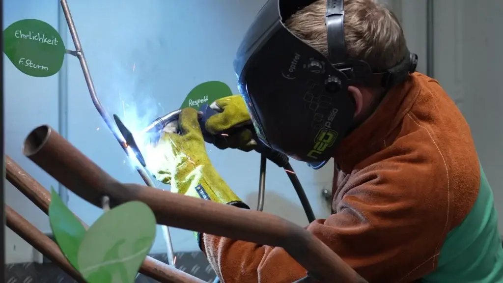 Schüller Möbelwerk, Ausbildung