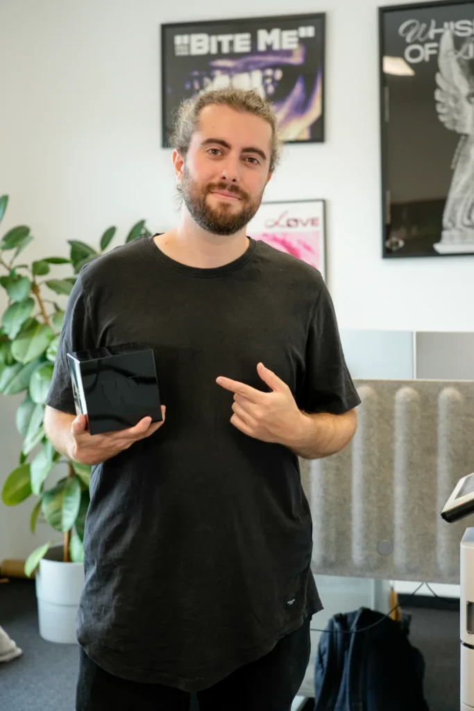 Alex mit dem Würfel des German Web Award