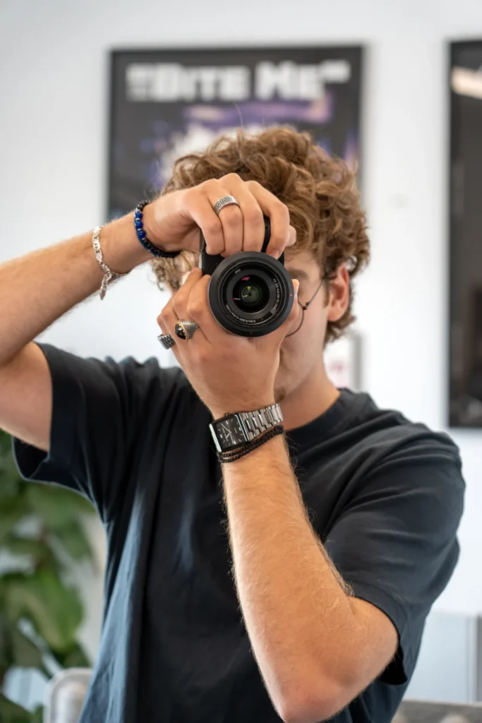 Hsham Youssef fotografiert mit der Kamera im Büro