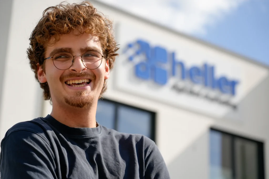 Hsham lacht vor dem Heller-Gebäude