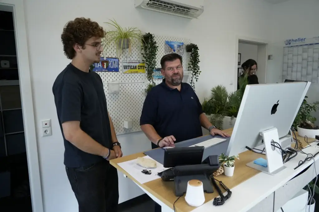 Hsham bespricht mit Marco Heller ein Projekt