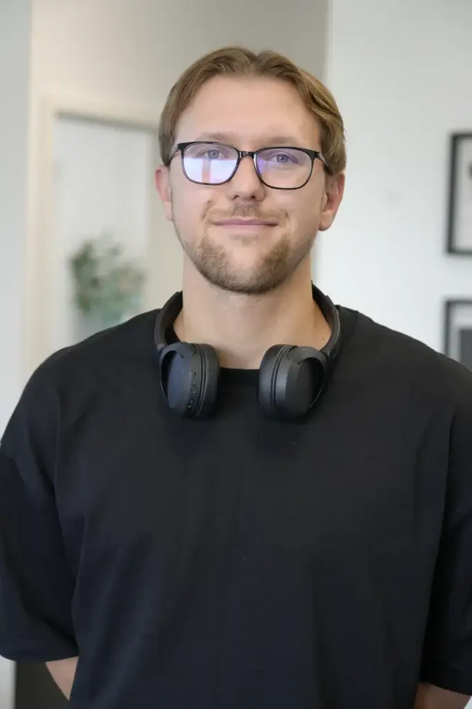 Illia Koziura im Büro in Herrieden