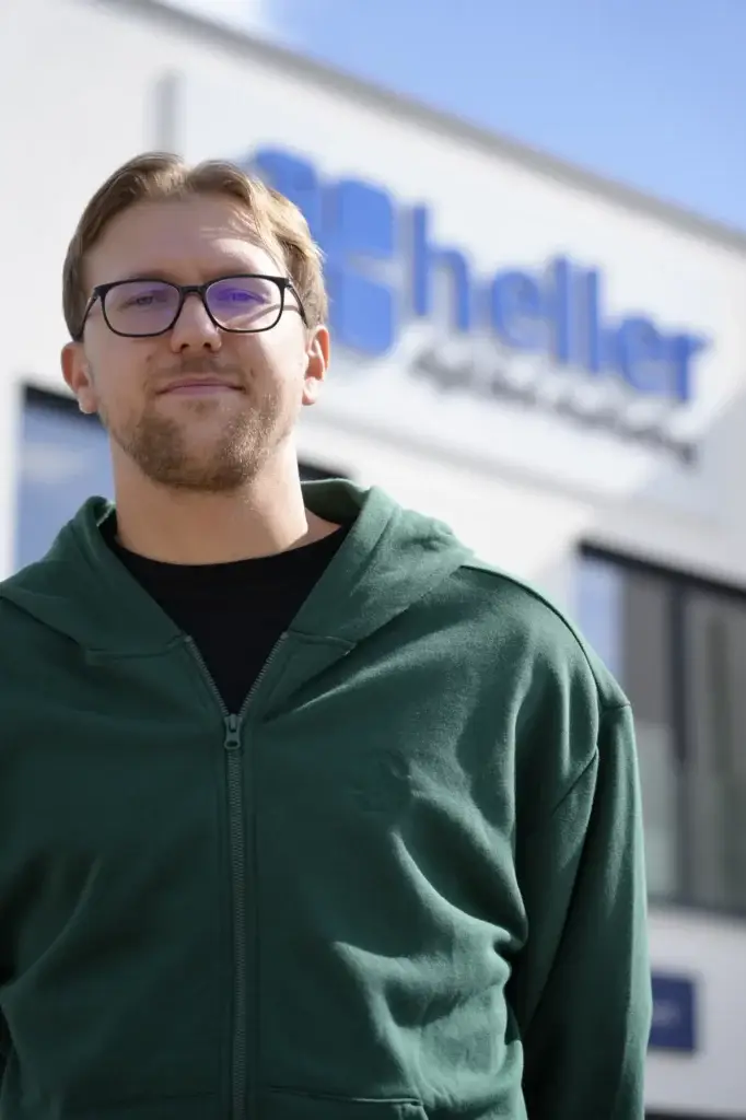 Illia vor dem Heller-Gebäude
