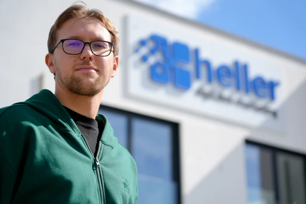 Illia vor dem Heller-Logo am Gebäude