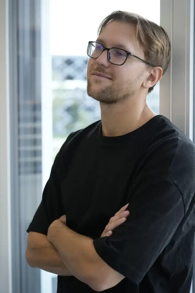 Illia am Fenster im Büro