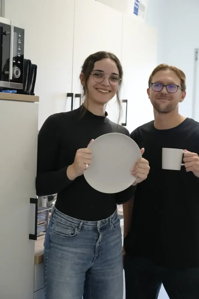 Illia und Mila in der Büroküche