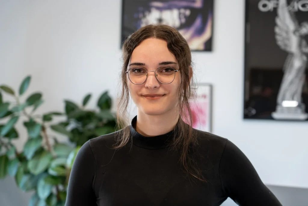Mila Heinig im Büro in Herrieden