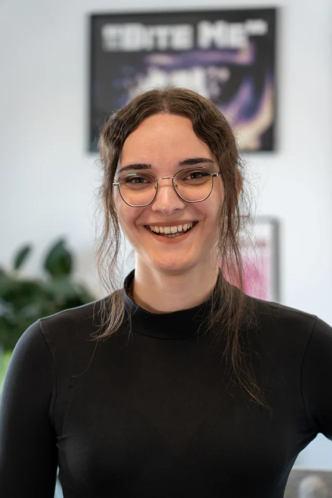 Mila lacht im Büro