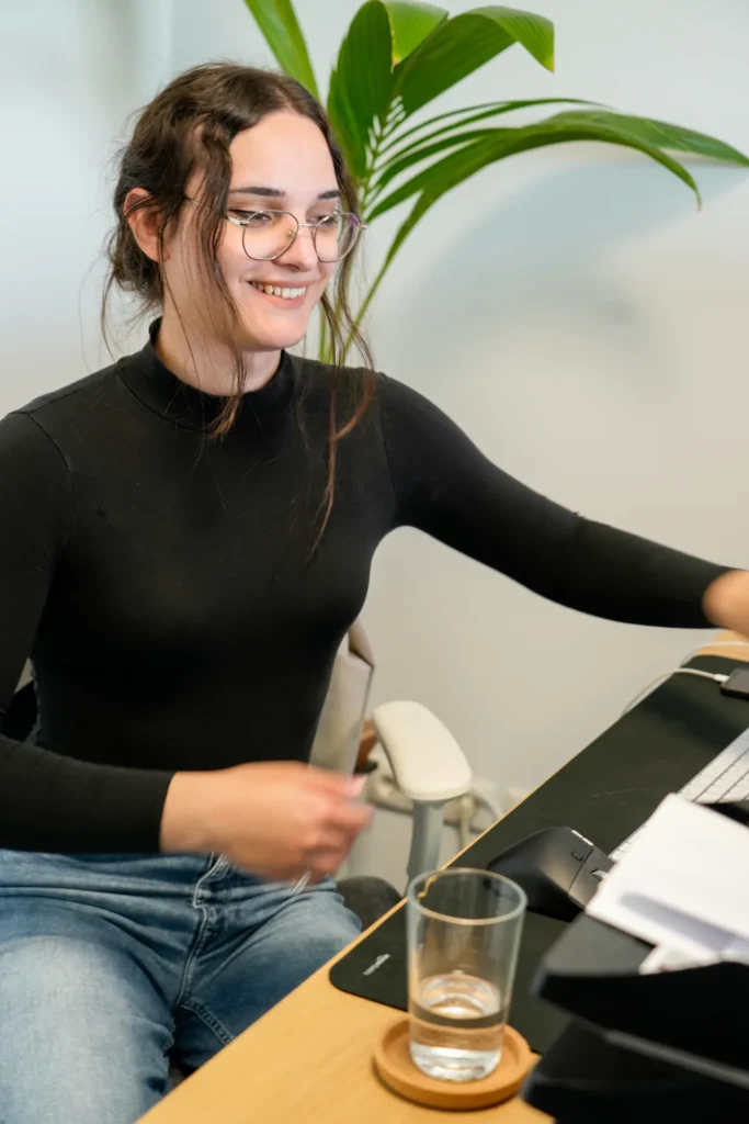 Mila Heinig an ihrem Arbeitsplatz bei Heller Digitales Marketing
