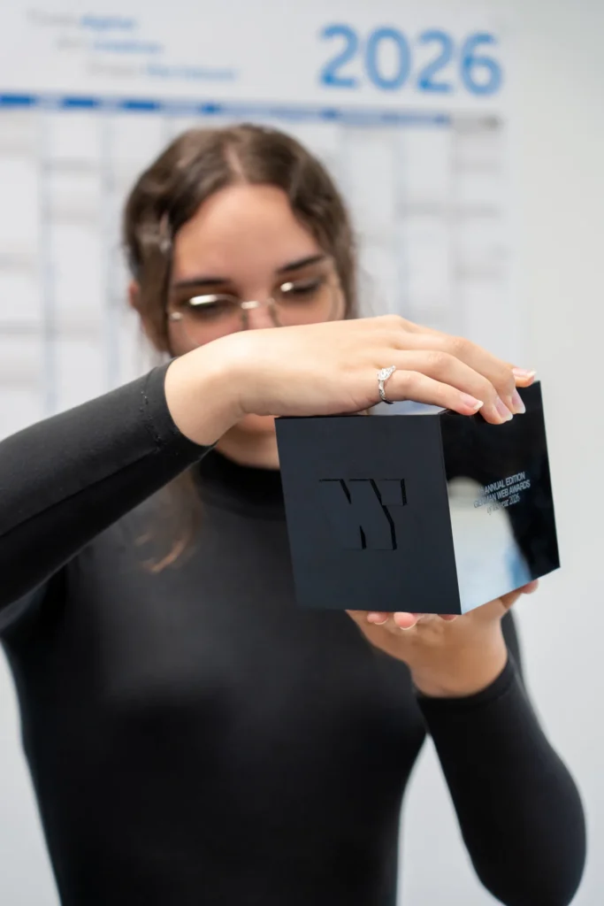 Mila mit dem Würfel des German Web Award