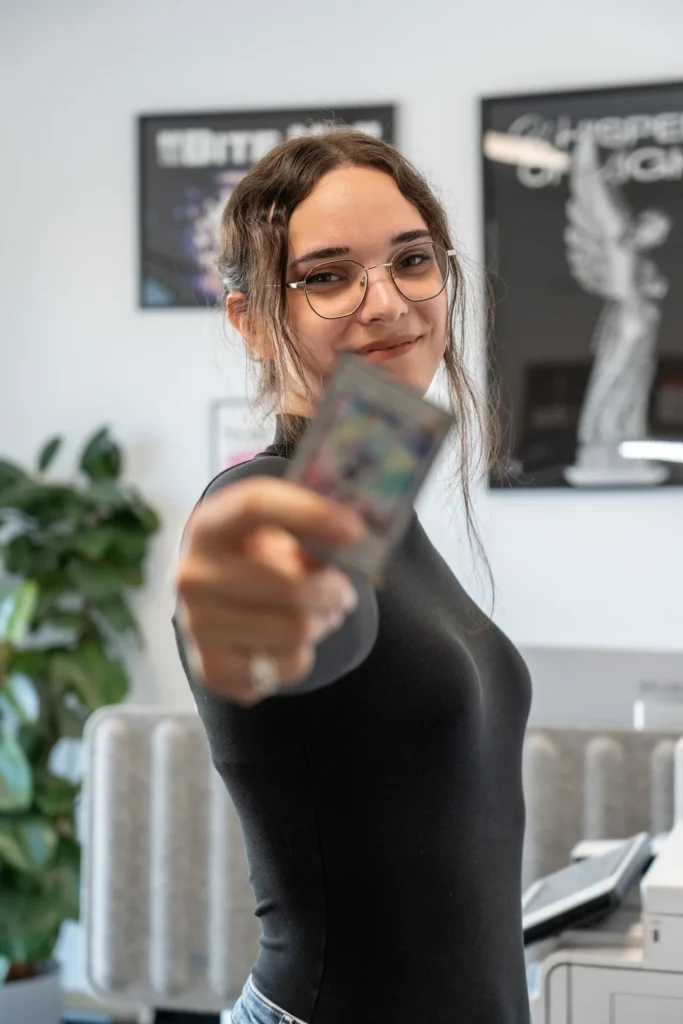 Mila hält eine Karte in die Kamera