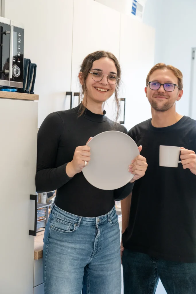 Mila und Illia in der Büroküche
