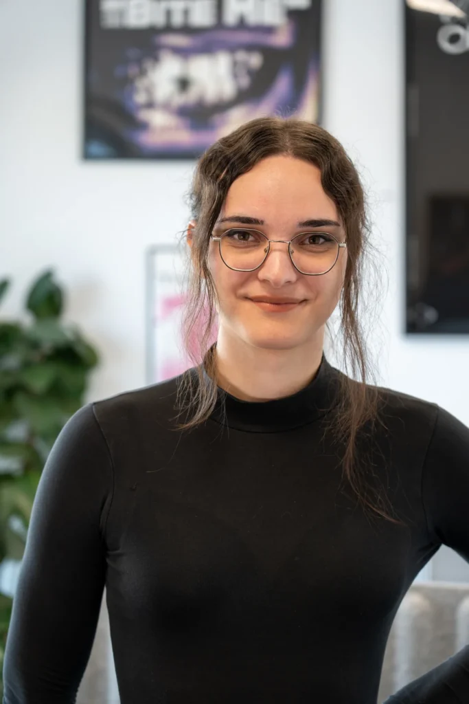 Mila Heinig im Büro