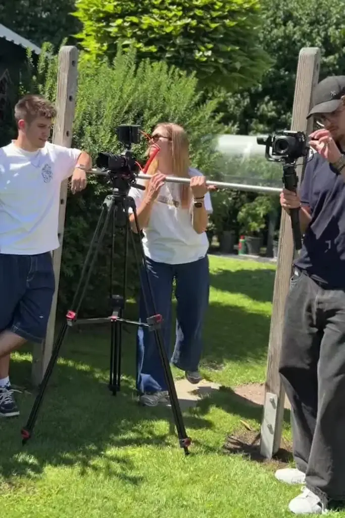 Milena Birkel mit dem Heller-Team bei einem Videodreh im Freien